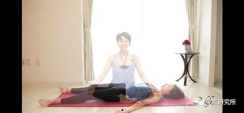 女主播当众卖内裤,当众展示内裤引发热议